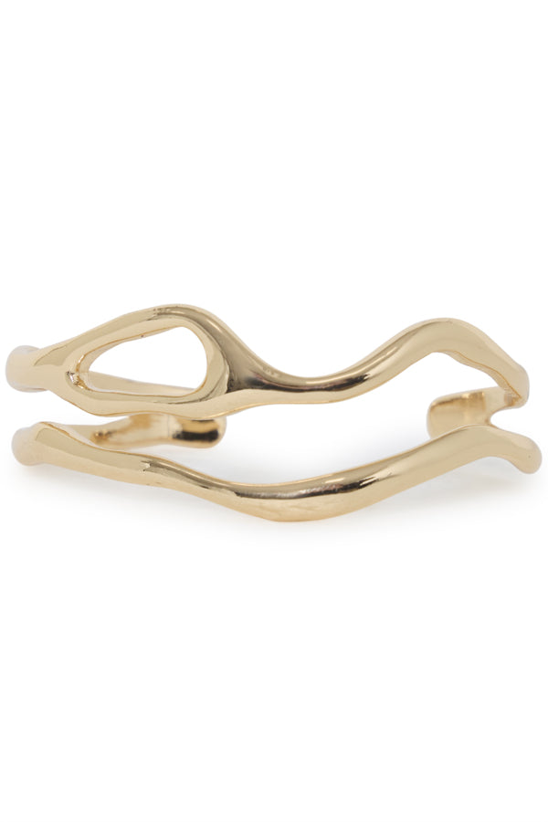 Gullitað Webrace armband frá b.young með glansandi áferð og óreglulegri, bylgjulaga lögun á hvítum bakgrunni.