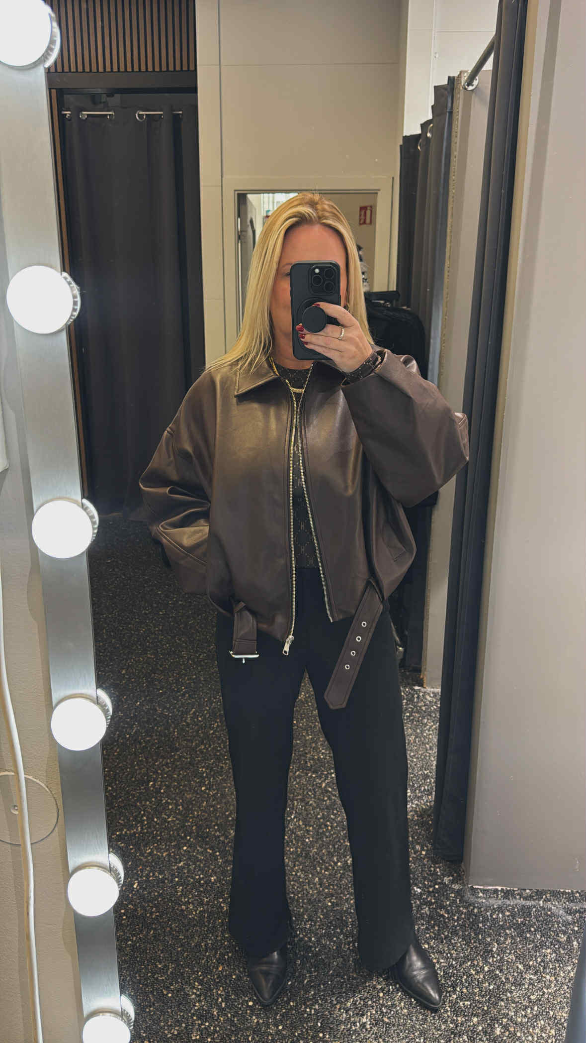 LUCY PLEÐUR BOMBER JAKKI MEÐ BELTI BRÚNN - Daría
