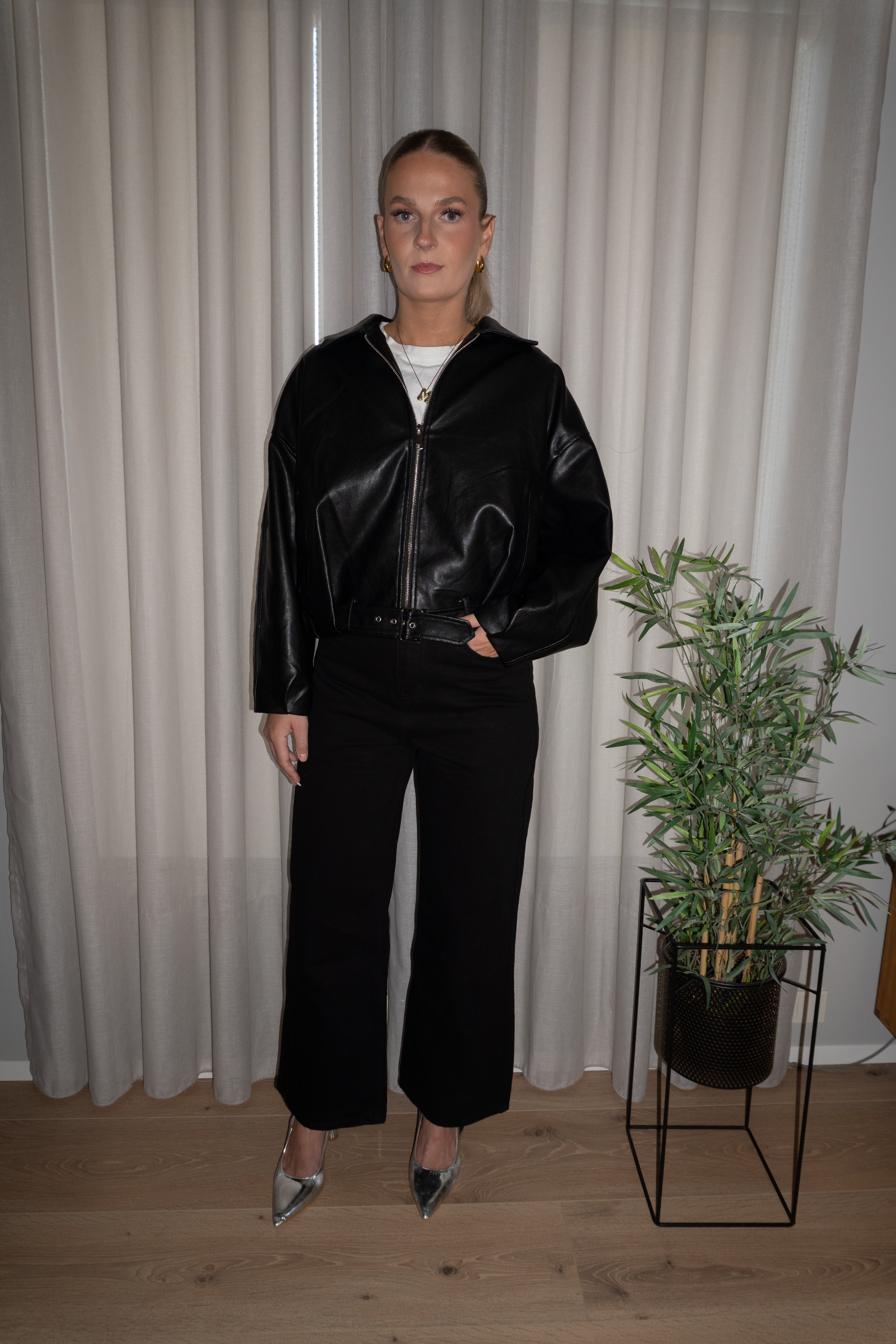 LUCY PLEÐUR BOMBER JAKKI MEÐ BELTI