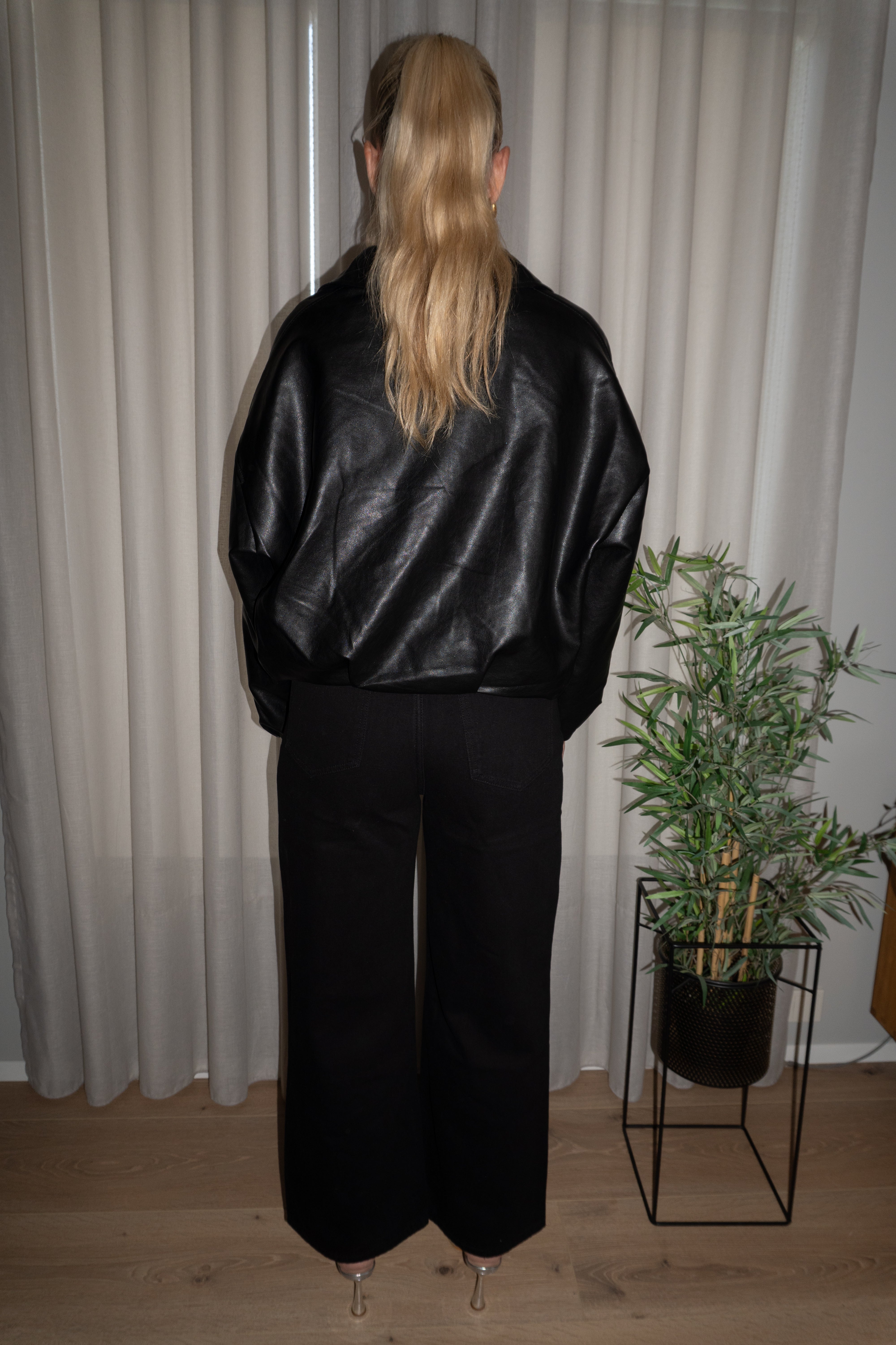 LUCY PLEÐUR BOMBER JAKKI MEÐ BELTI