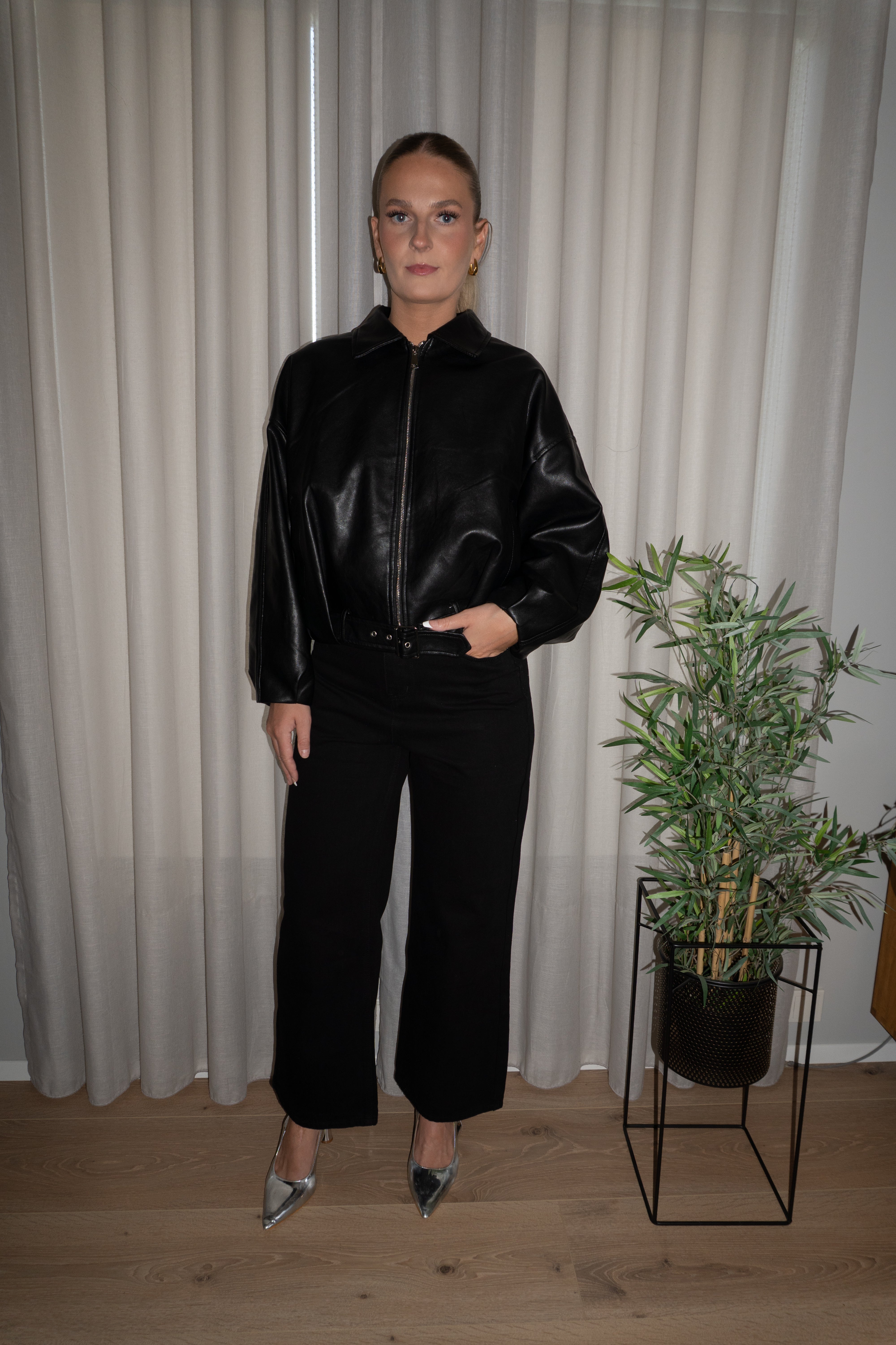 LUCY PLEÐUR BOMBER JAKKI MEÐ BELTI