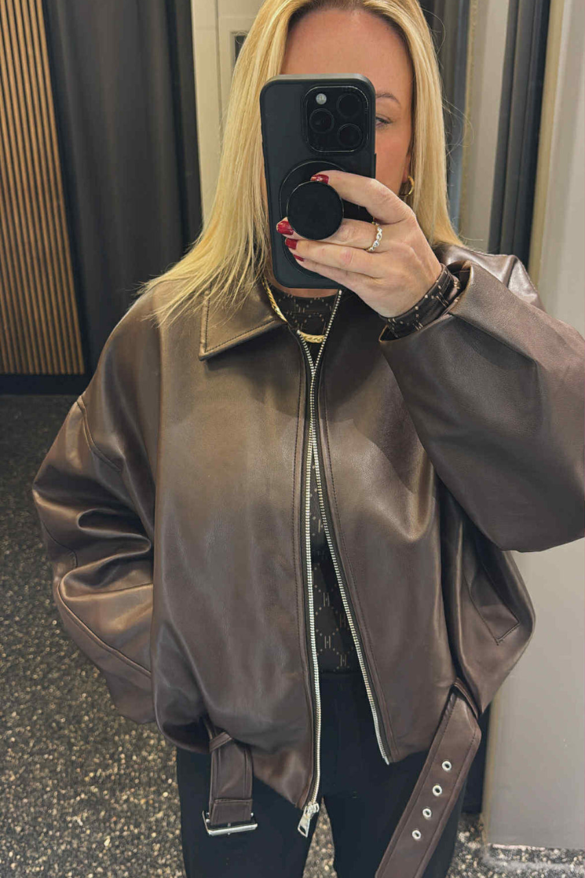 LUCY PLEÐUR BOMBER JAKKI MEÐ BELTI BRÚNN - Daría