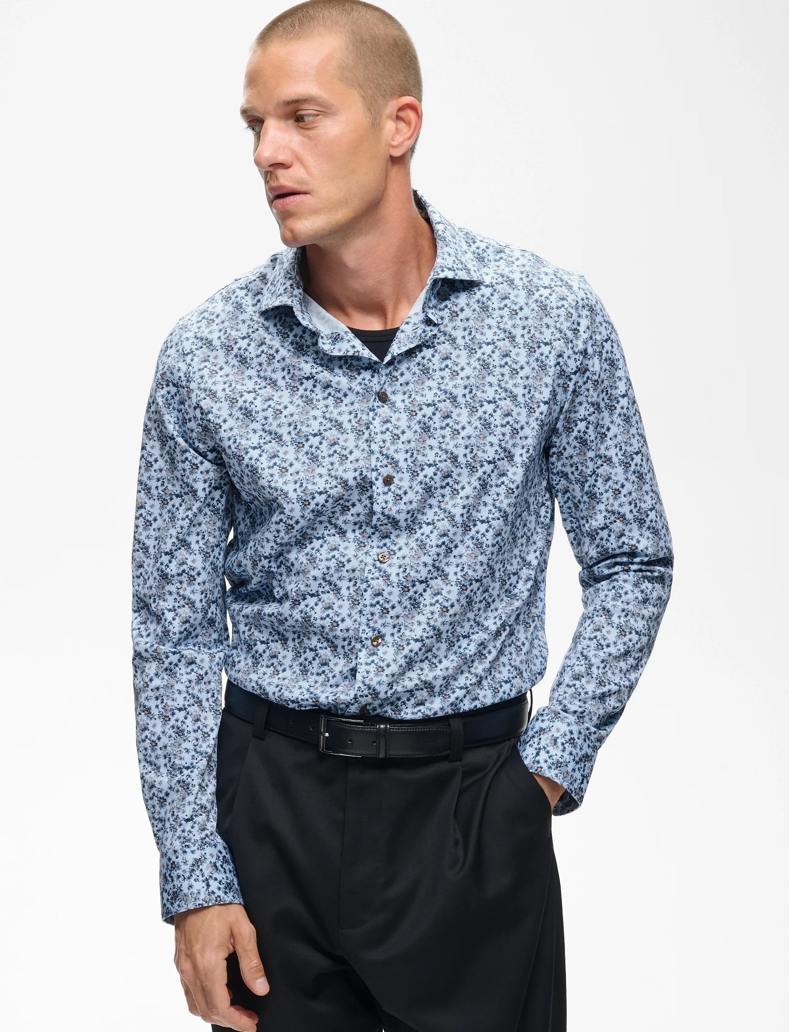Matinique MAmarc N blá mynstruð herraskyrta (Chambray Blue) með klassískum kraga og löngum ermum